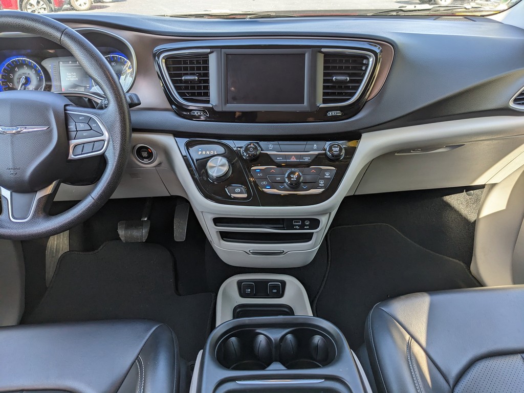 Chrysler Voyager Vehicle Full-screen Gallery Image 13