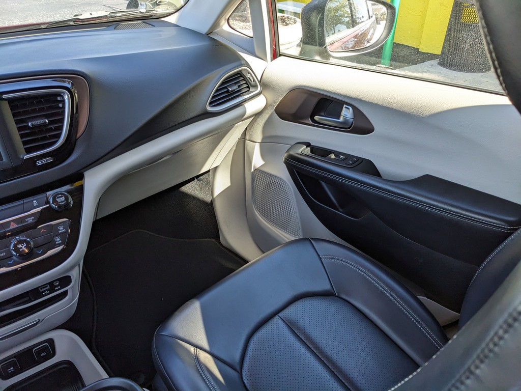 Chrysler Voyager Vehicle Full-screen Gallery Image 14