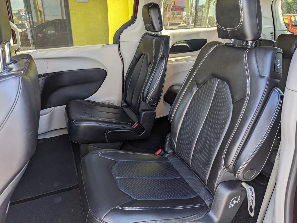 Chrysler Voyager Vehicle Full-screen Gallery Image 15