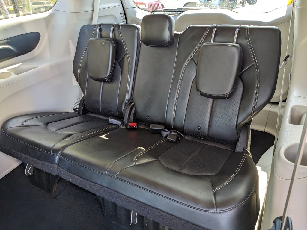 Chrysler Voyager Vehicle Full-screen Gallery Image 16