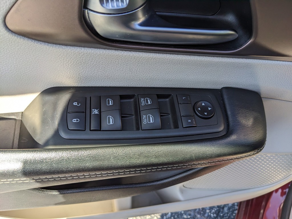 Chrysler Voyager Vehicle Full-screen Gallery Image 17