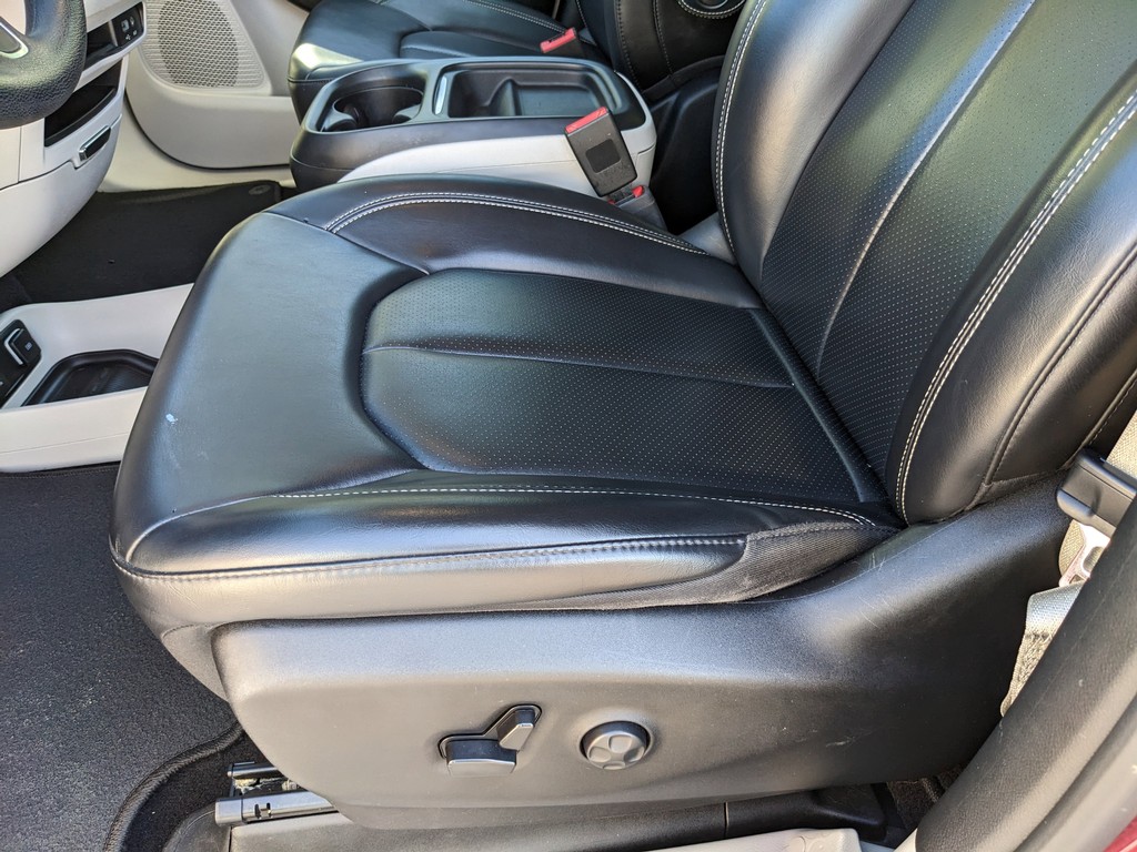 Chrysler Voyager Vehicle Full-screen Gallery Image 18