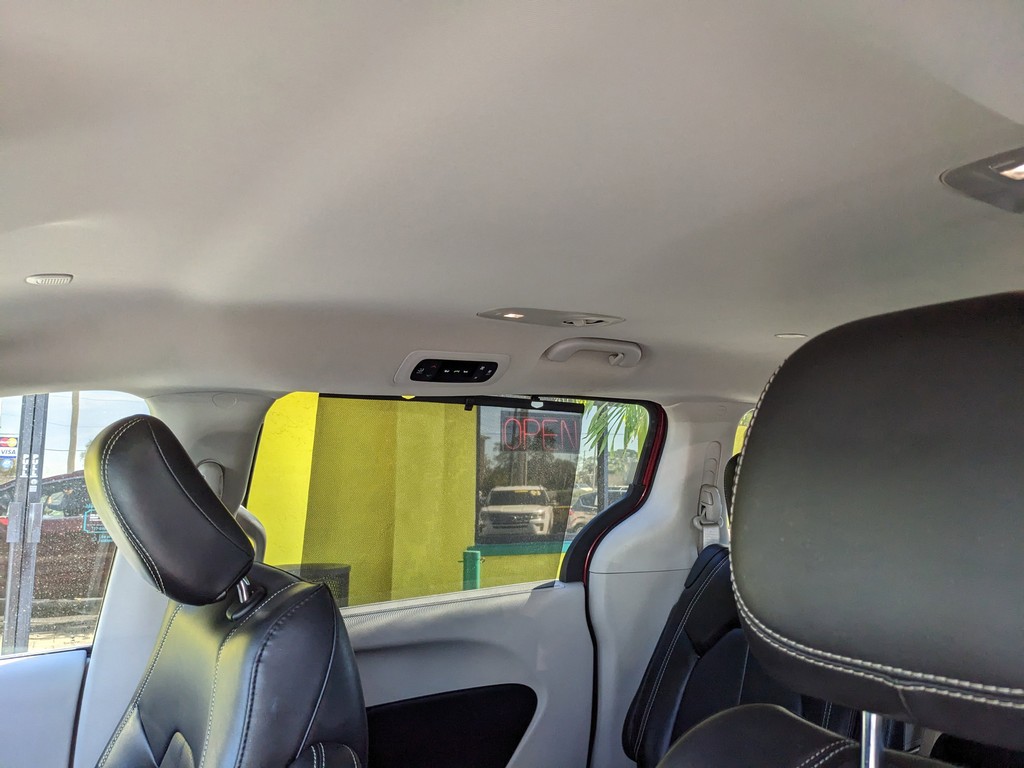 Chrysler Voyager Vehicle Full-screen Gallery Image 19