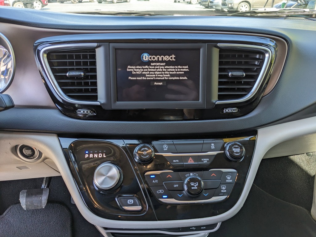 Chrysler Voyager Vehicle Full-screen Gallery Image 20