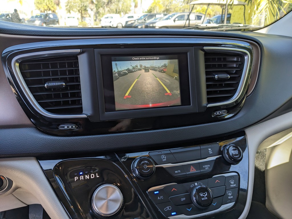 Chrysler Voyager Vehicle Full-screen Gallery Image 21