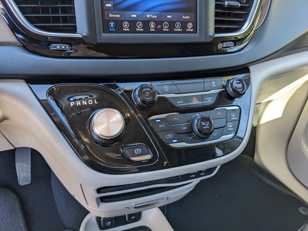 Chrysler Voyager Vehicle Full-screen Gallery Image 22