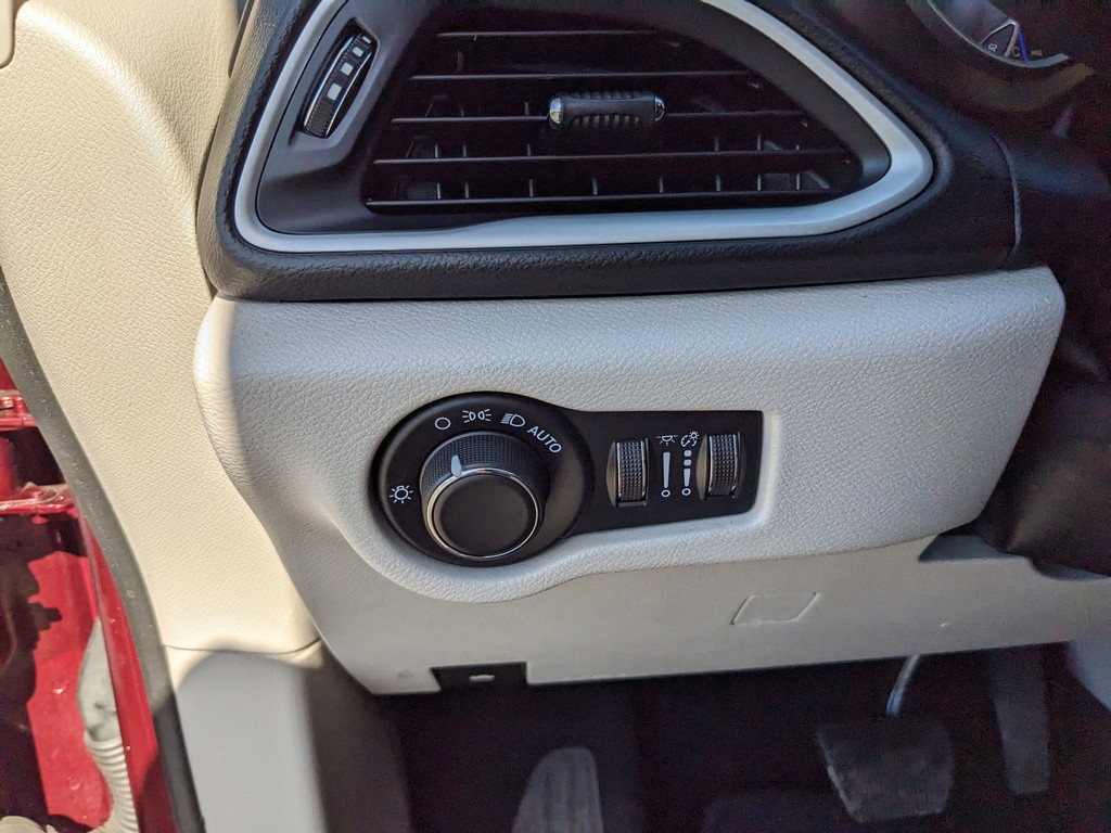 Chrysler Voyager Vehicle Full-screen Gallery Image 23