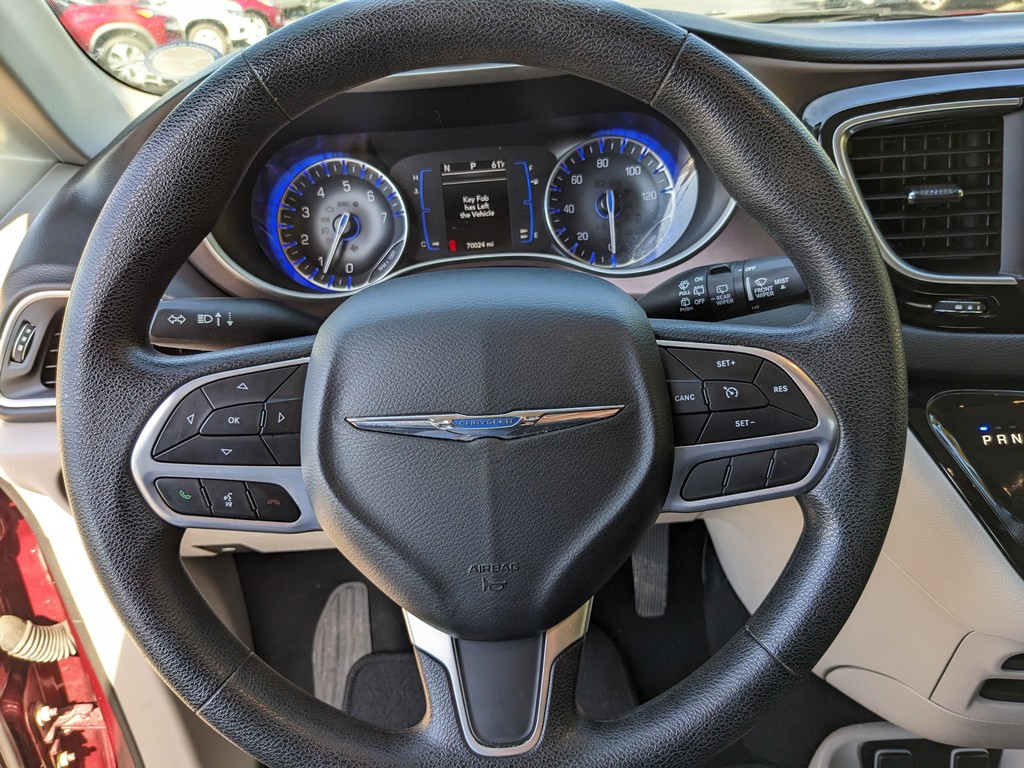 Chrysler Voyager Vehicle Full-screen Gallery Image 24