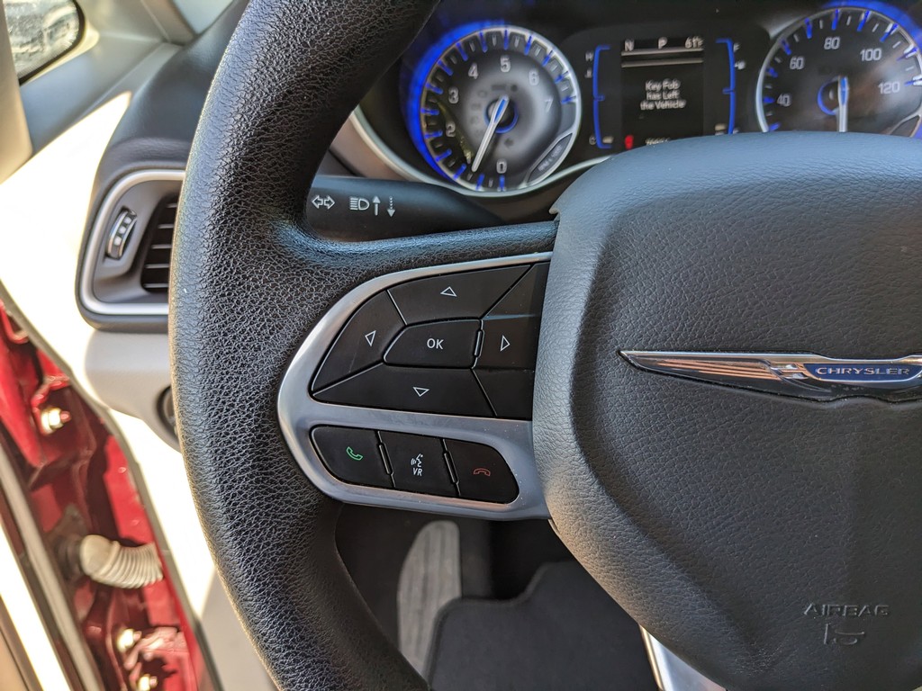 Chrysler Voyager Vehicle Full-screen Gallery Image 25