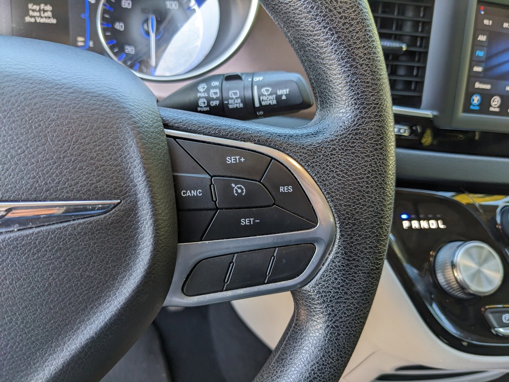 Chrysler Voyager Vehicle Full-screen Gallery Image 26