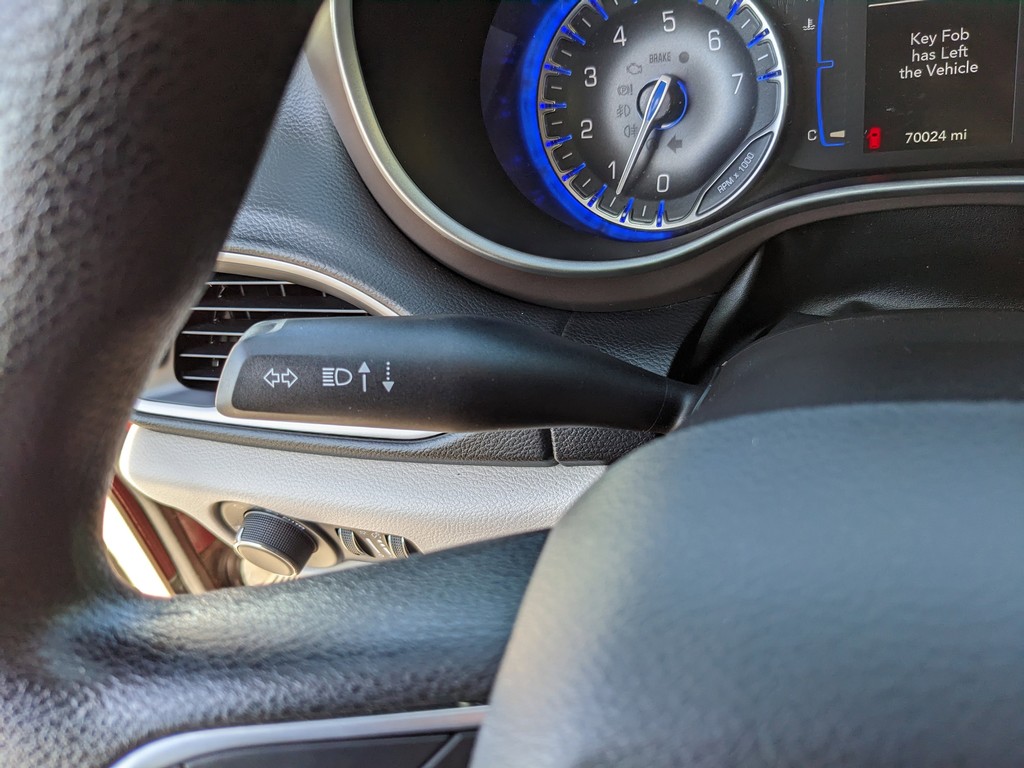 Chrysler Voyager Vehicle Full-screen Gallery Image 27