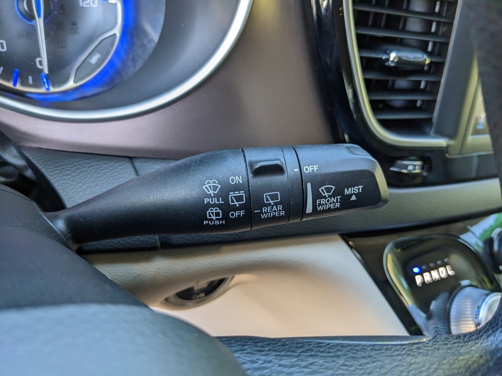 Chrysler Voyager Vehicle Full-screen Gallery Image 28