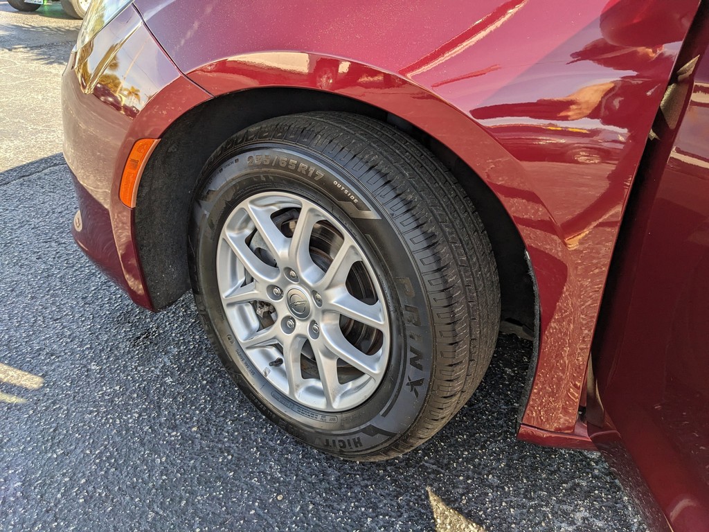 Chrysler Voyager Vehicle Full-screen Gallery Image 31