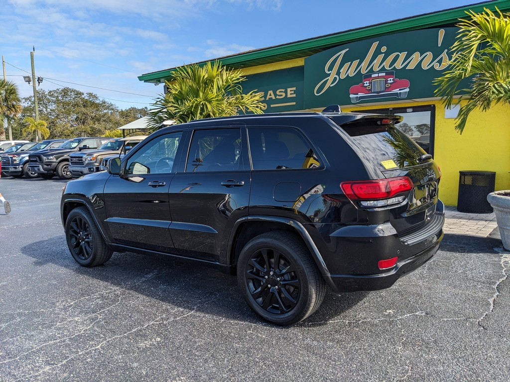 Jeep Grand Cherokee Vehicle Full-screen Gallery Image 03