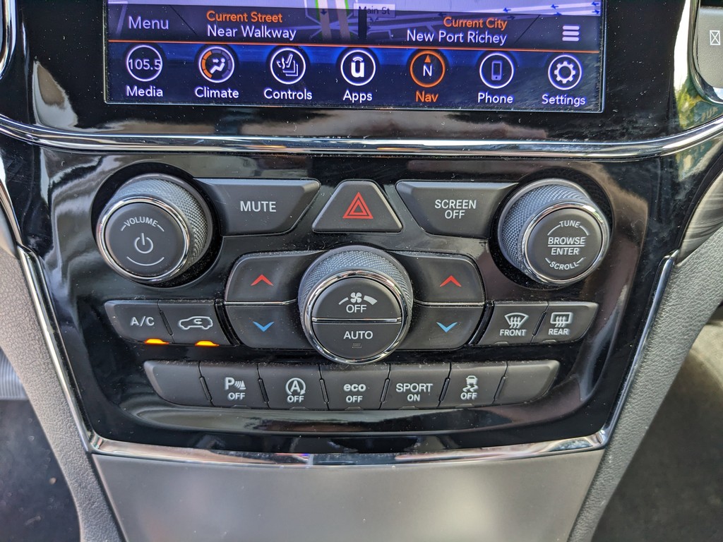 Jeep Grand Cherokee Vehicle Full-screen Gallery Image 21