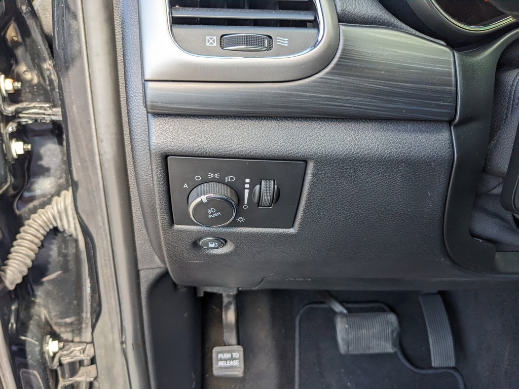 Jeep Grand Cherokee Vehicle Full-screen Gallery Image 24