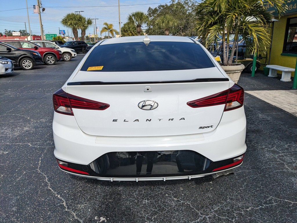 Hyundai Elantra Vehicle Full-screen Gallery Image 05