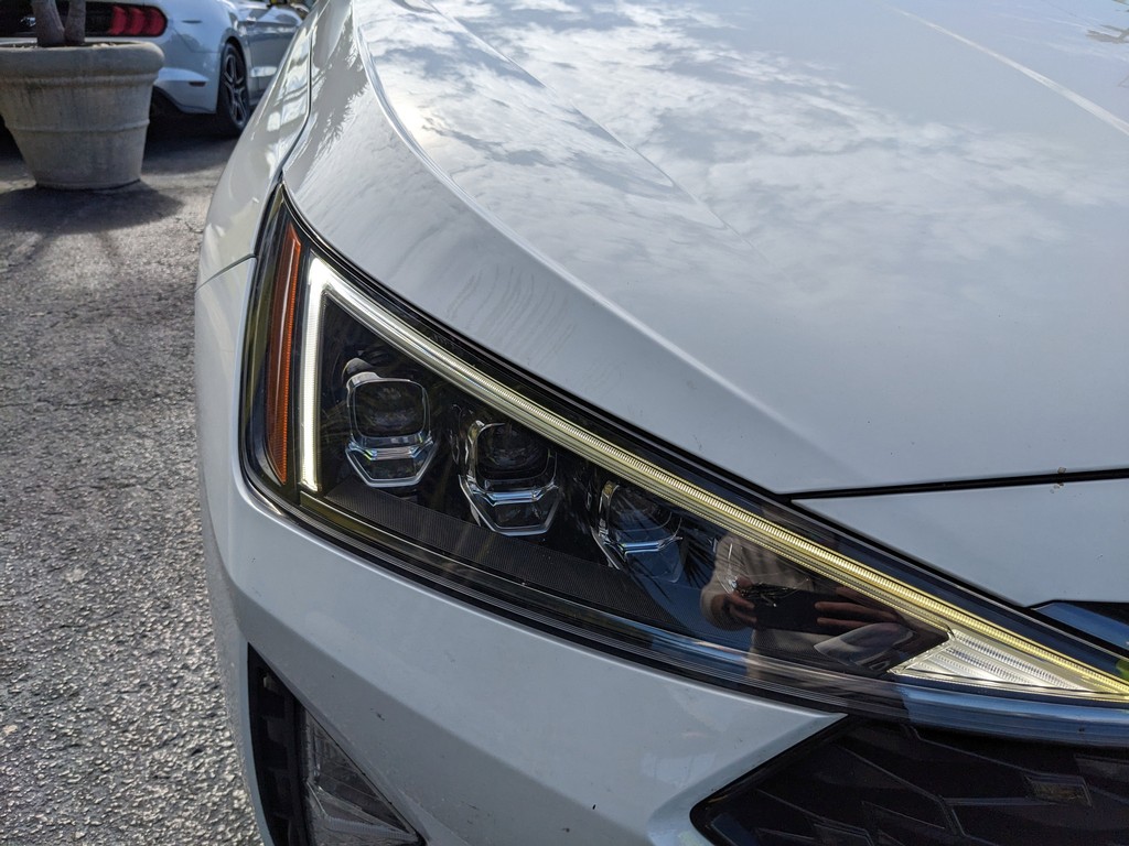 Hyundai Elantra Vehicle Full-screen Gallery Image 07