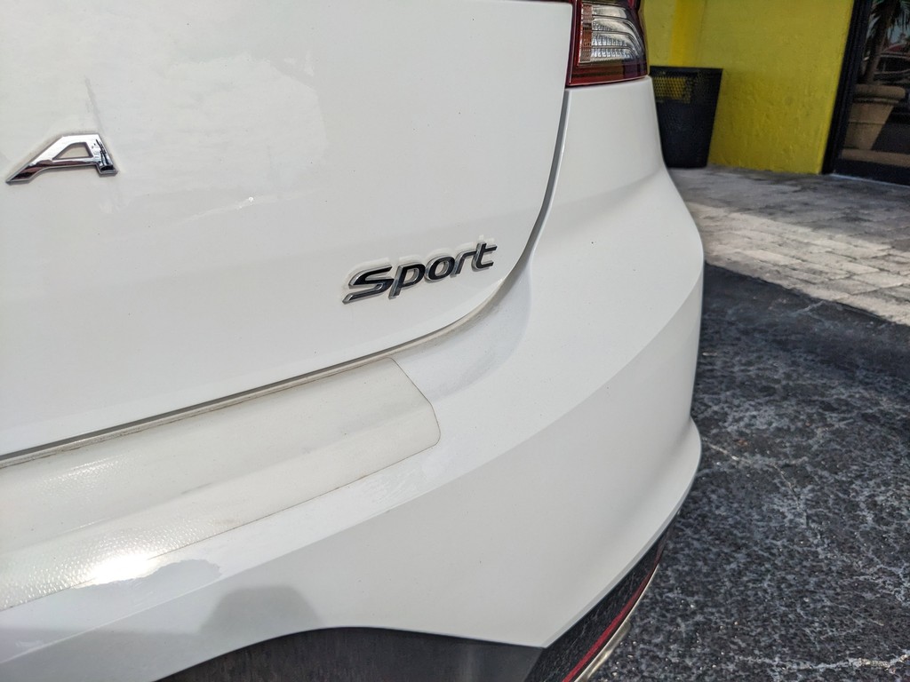 Hyundai Elantra Vehicle Full-screen Gallery Image 08