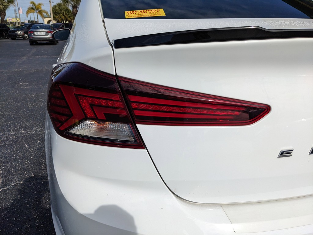 Hyundai Elantra Vehicle Full-screen Gallery Image 09