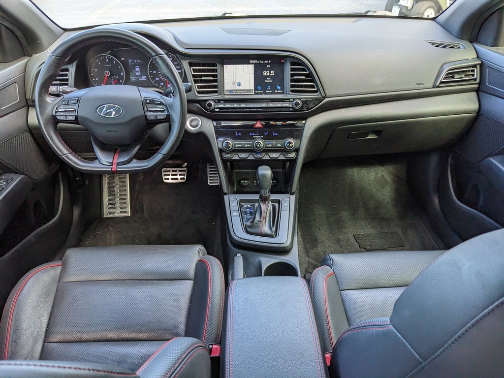 Hyundai Elantra Vehicle Full-screen Gallery Image 10