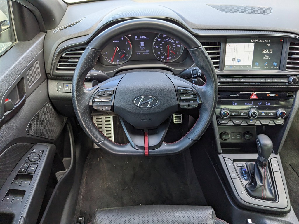 Hyundai Elantra Vehicle Full-screen Gallery Image 11