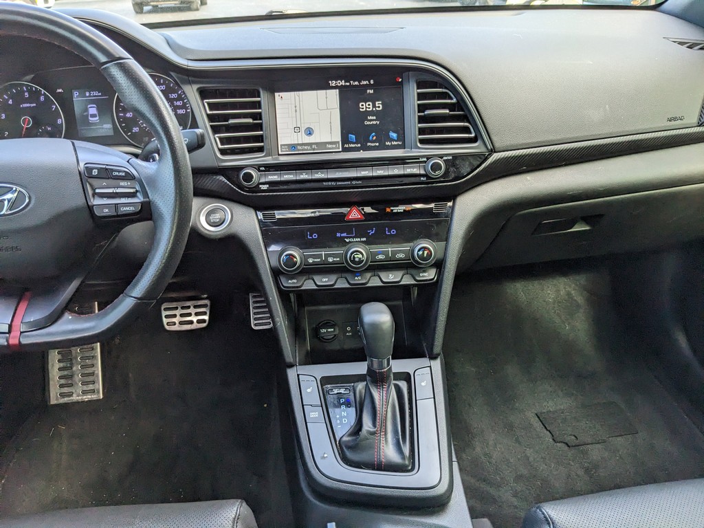 Hyundai Elantra Vehicle Full-screen Gallery Image 12