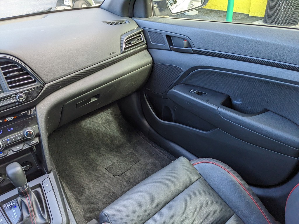 Hyundai Elantra Vehicle Full-screen Gallery Image 13