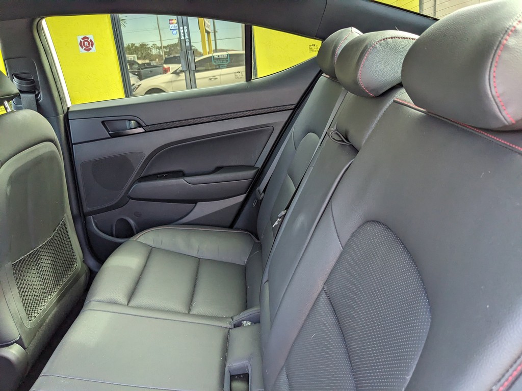 Hyundai Elantra Vehicle Full-screen Gallery Image 14