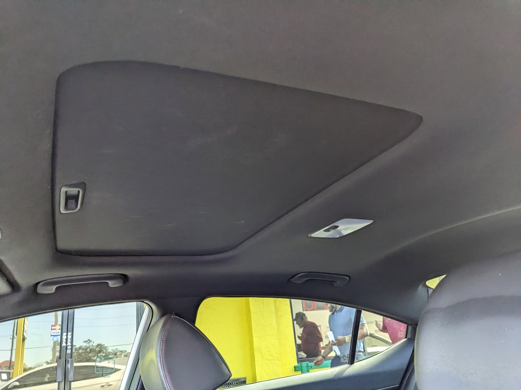 Hyundai Elantra Vehicle Full-screen Gallery Image 15