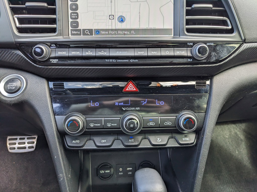 Hyundai Elantra Vehicle Full-screen Gallery Image 18