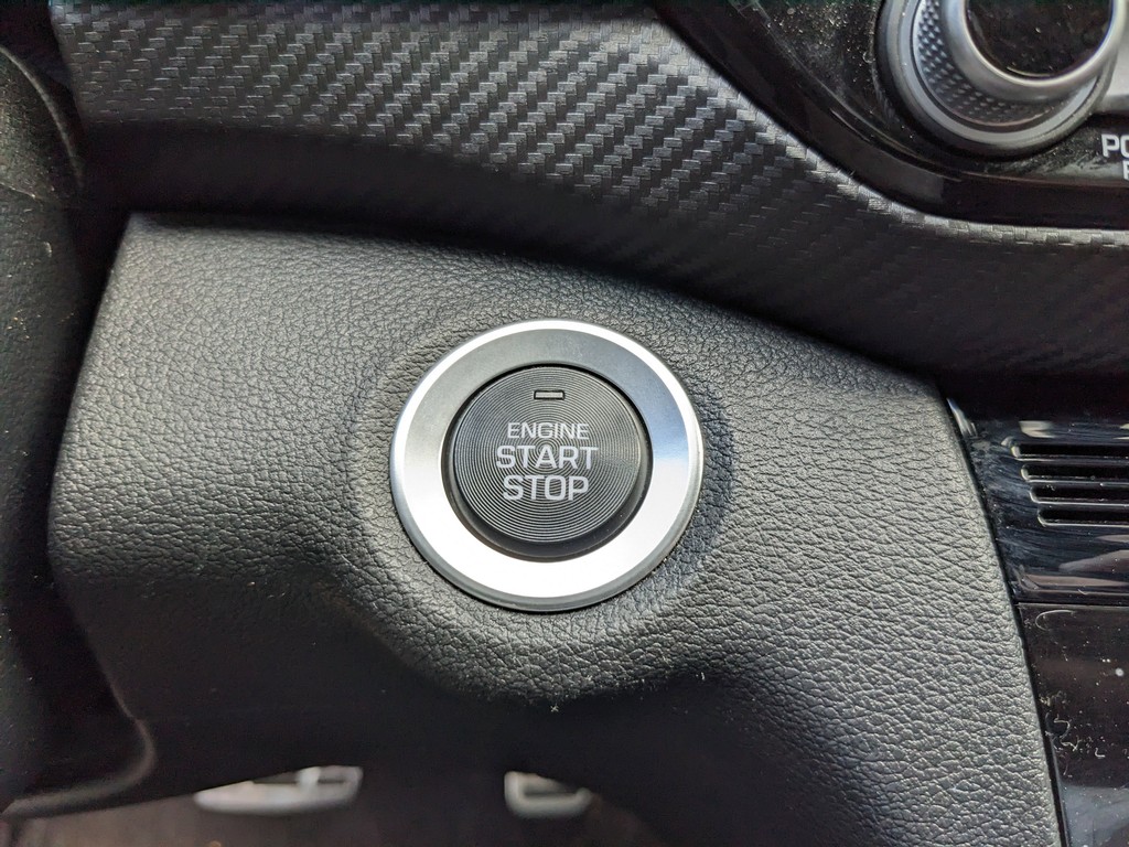 Hyundai Elantra Vehicle Full-screen Gallery Image 19