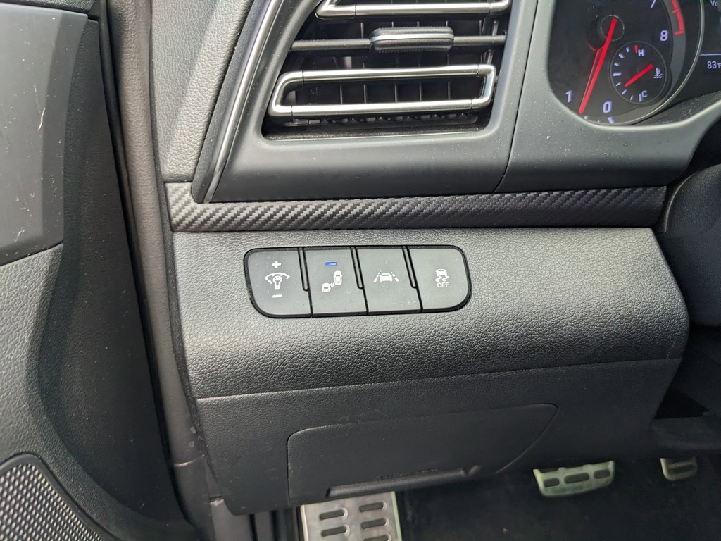 Hyundai Elantra Vehicle Full-screen Gallery Image 20