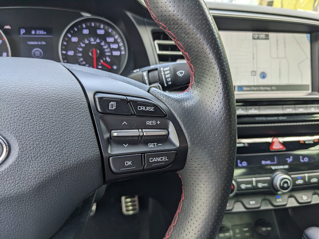 Hyundai Elantra Vehicle Full-screen Gallery Image 23