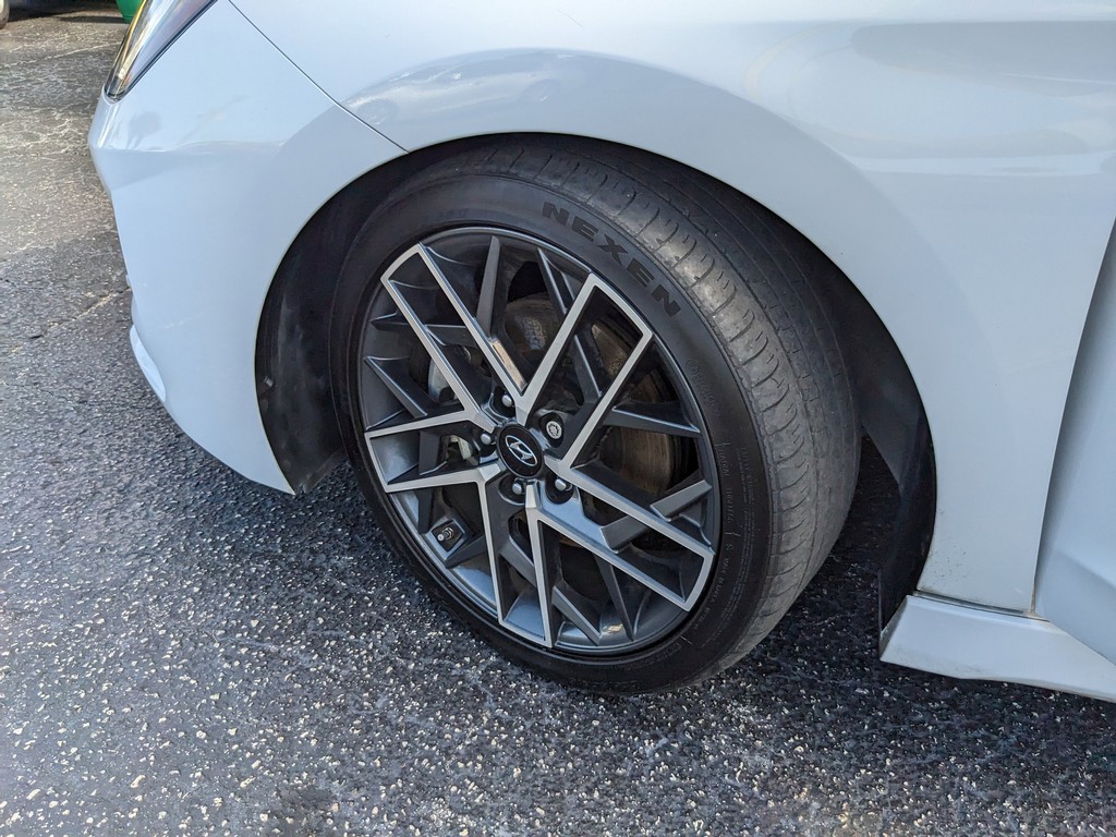 Hyundai Elantra Vehicle Full-screen Gallery Image 27