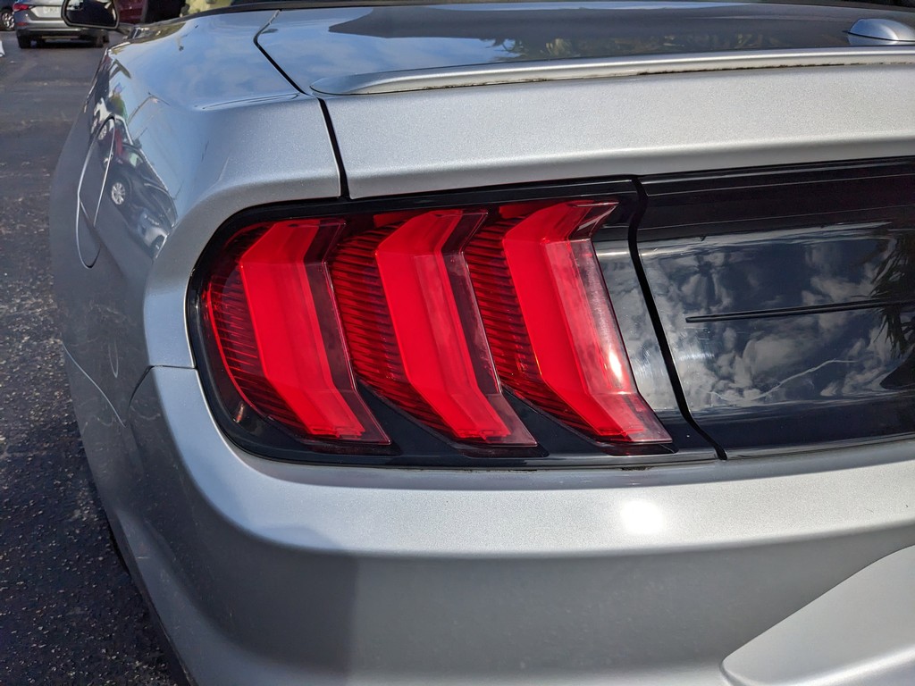 Ford Mustang Vehicle Full-screen Gallery Image 08