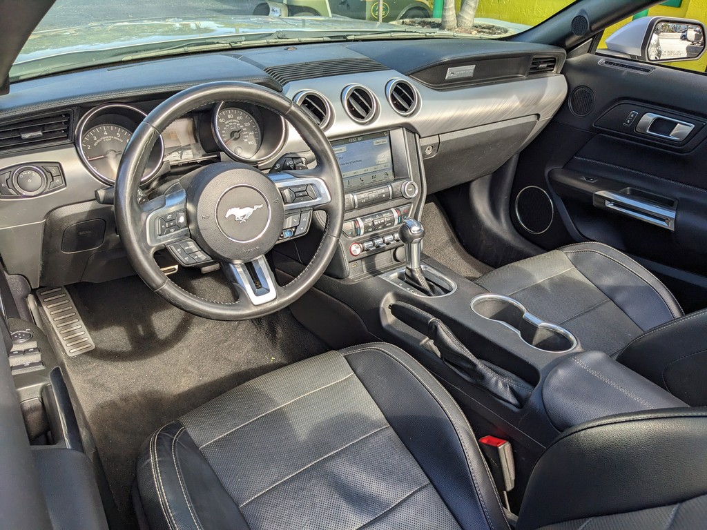 Ford Mustang Vehicle Full-screen Gallery Image 11