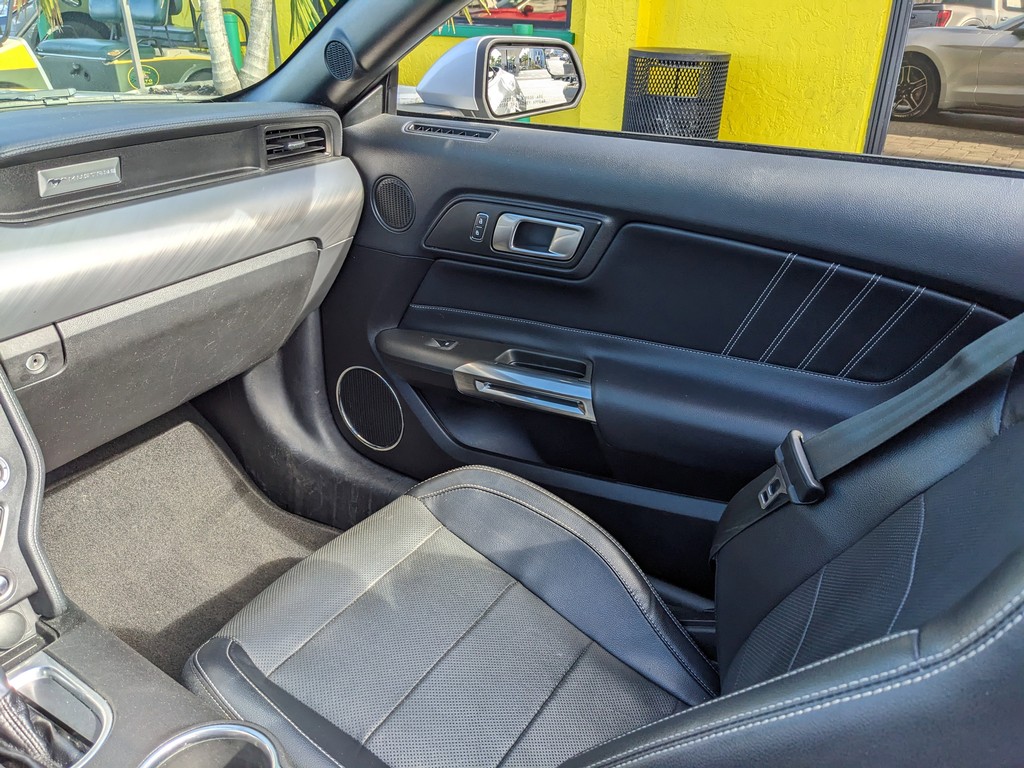 Ford Mustang Vehicle Full-screen Gallery Image 14