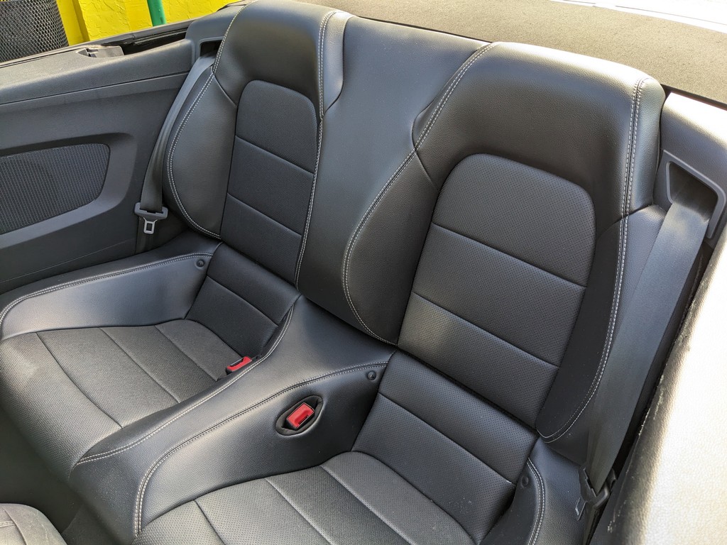 Ford Mustang Vehicle Full-screen Gallery Image 15