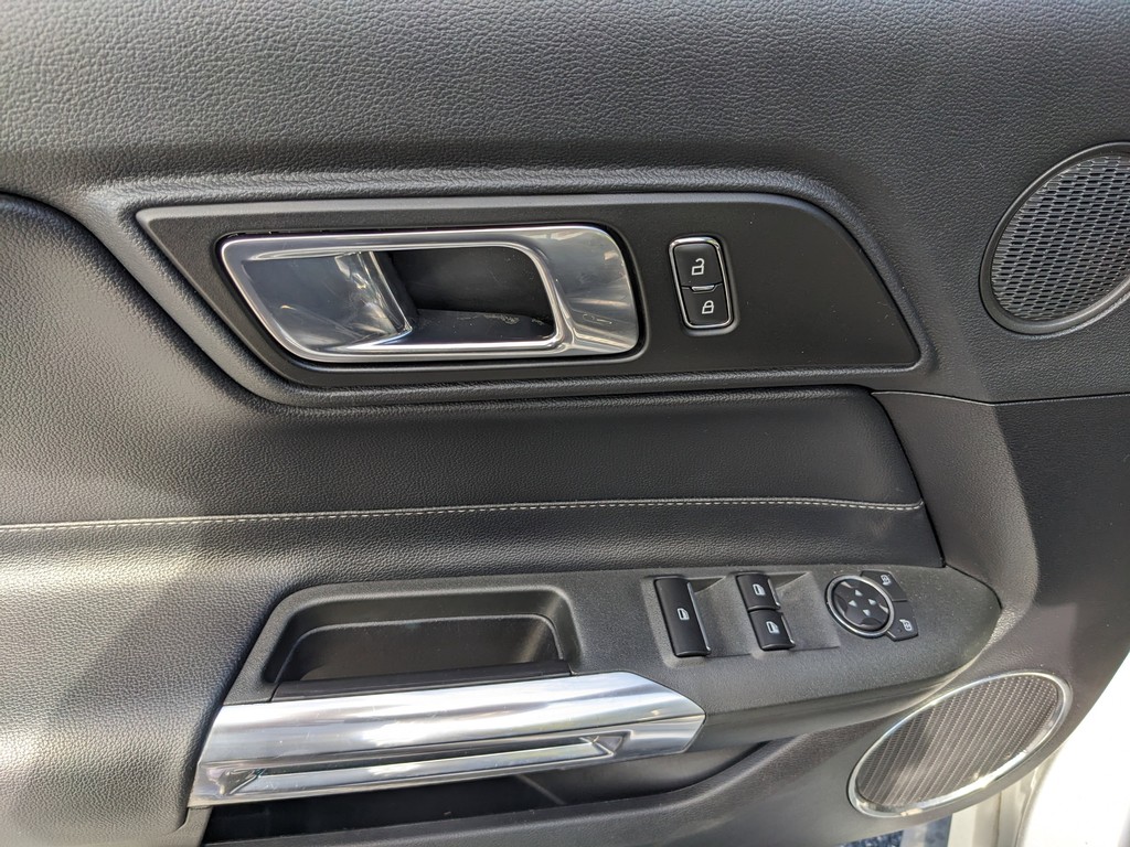 Ford Mustang Vehicle Full-screen Gallery Image 16