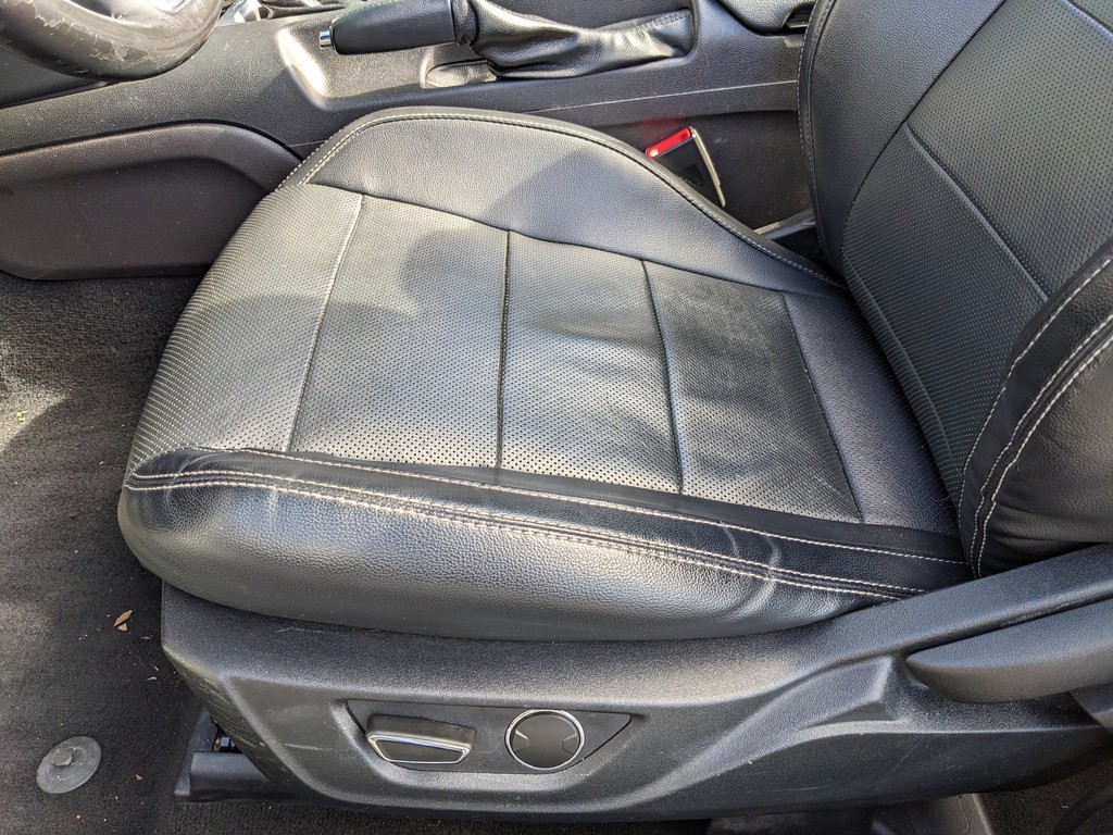 Ford Mustang Vehicle Full-screen Gallery Image 17