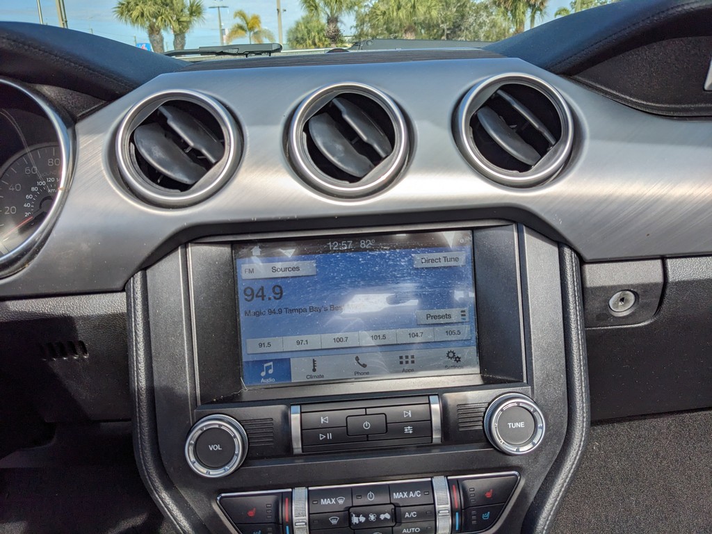 Ford Mustang Vehicle Full-screen Gallery Image 19