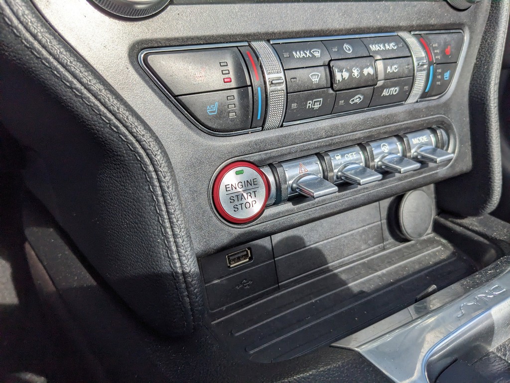 Ford Mustang Vehicle Full-screen Gallery Image 22