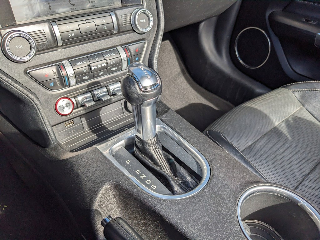 Ford Mustang Vehicle Full-screen Gallery Image 23