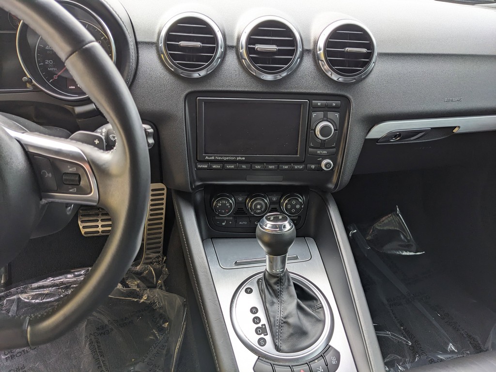 Audi TT Vehicle Full-screen Gallery Image 04