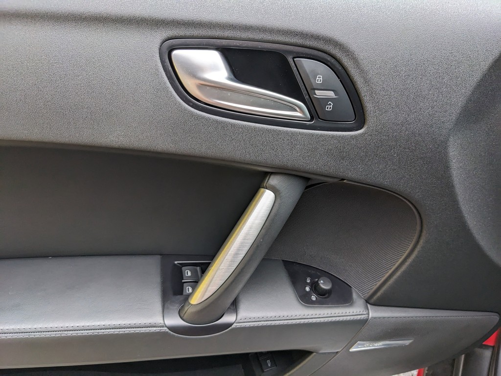 Audi TT Vehicle Full-screen Gallery Image 07