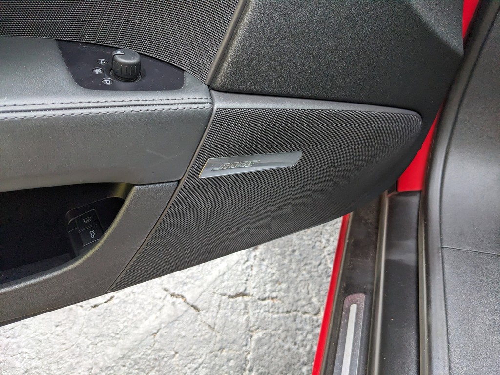 Audi TT Vehicle Full-screen Gallery Image 08