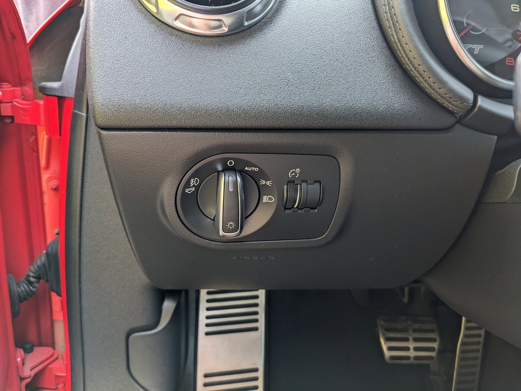 Audi TT Vehicle Full-screen Gallery Image 14