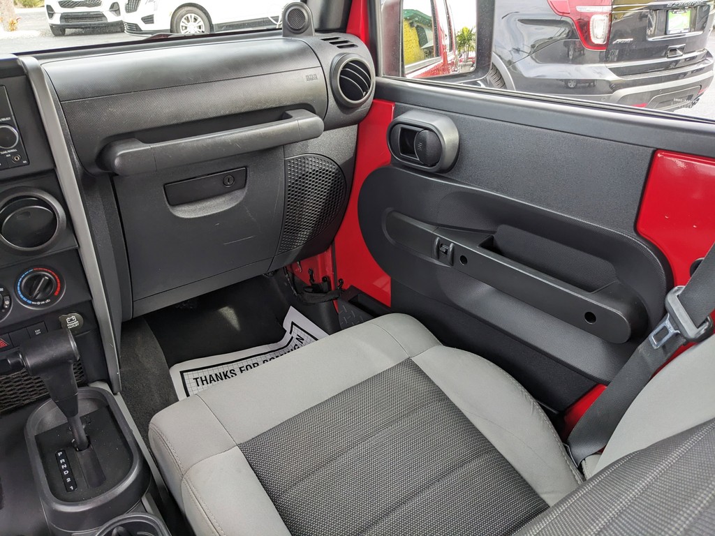 Jeep Wrangler Unlimited Vehicle Full-screen Gallery Image 12