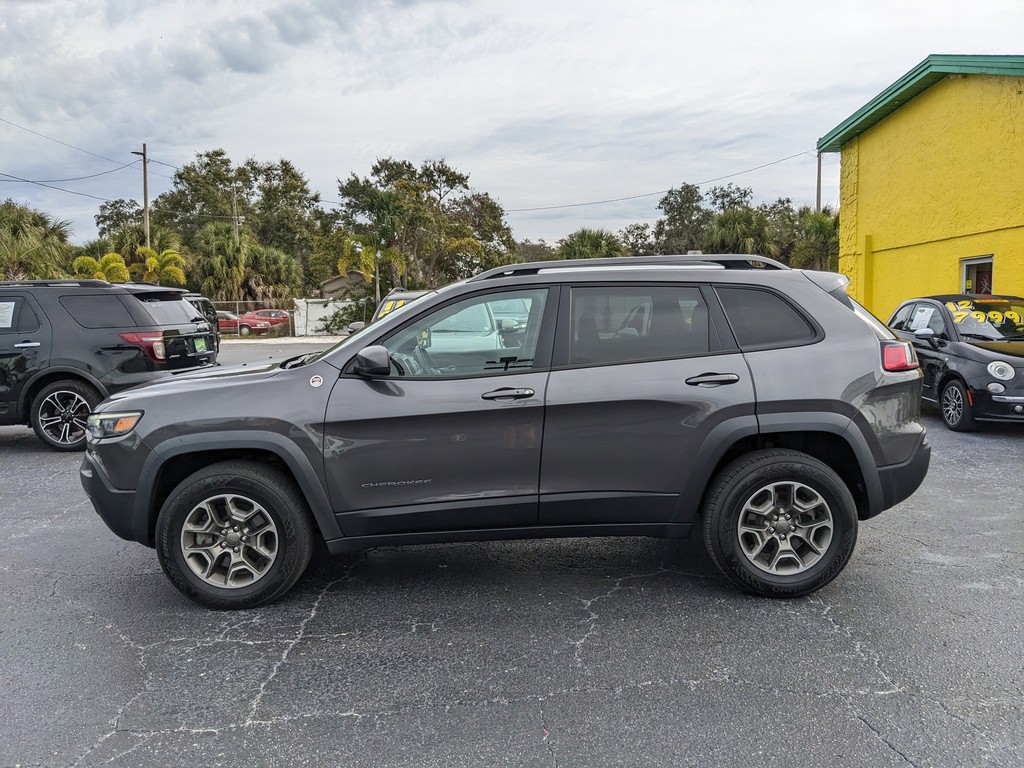 Jeep Cherokee Vehicle Full-screen Gallery Image 03